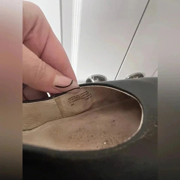 Michael by Michael Kors | Black Leather Pointy-Toe Pumps |  Size 9 - Picture 10 of 10